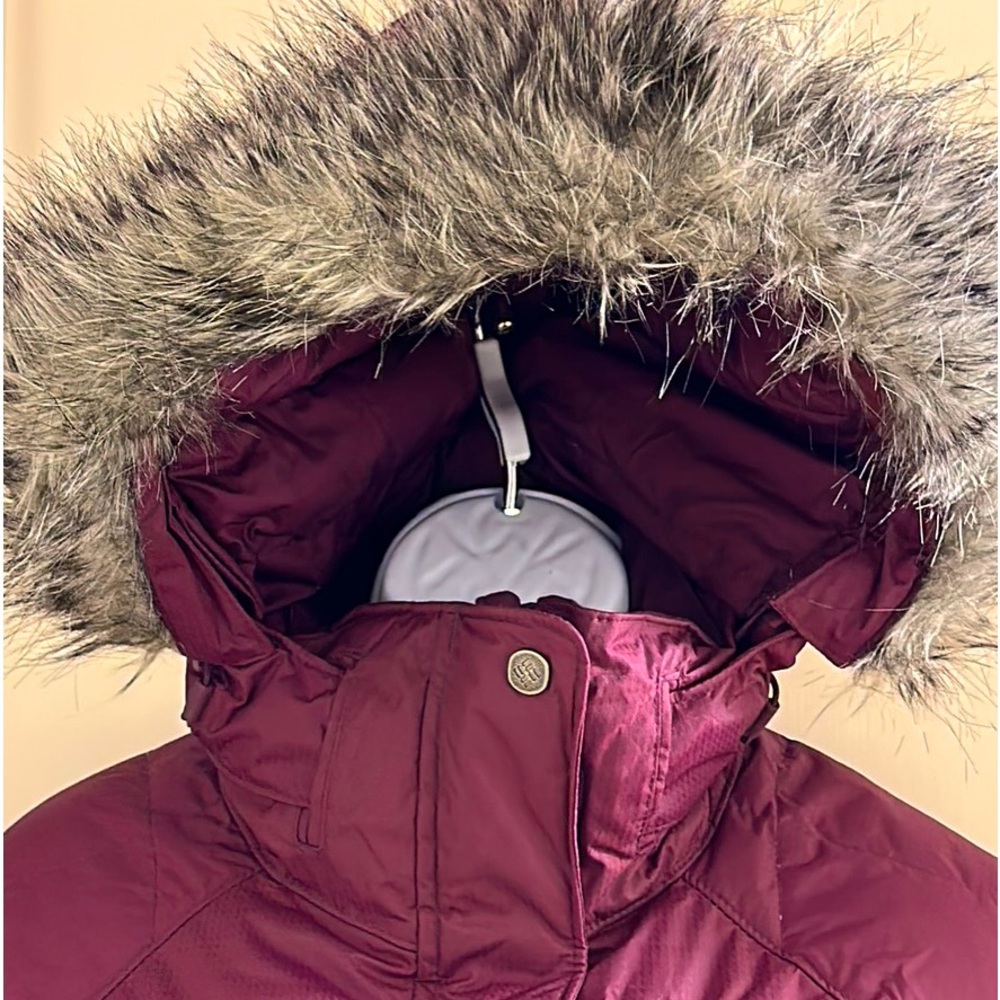 Women’s Columbia Lay d Down fur trimmed size Large Jacket